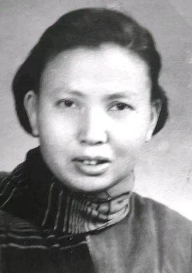 1941年，21岁的新四军女战士莫林被日军抓获，眼看就要被活埋。就在这时，敌人却