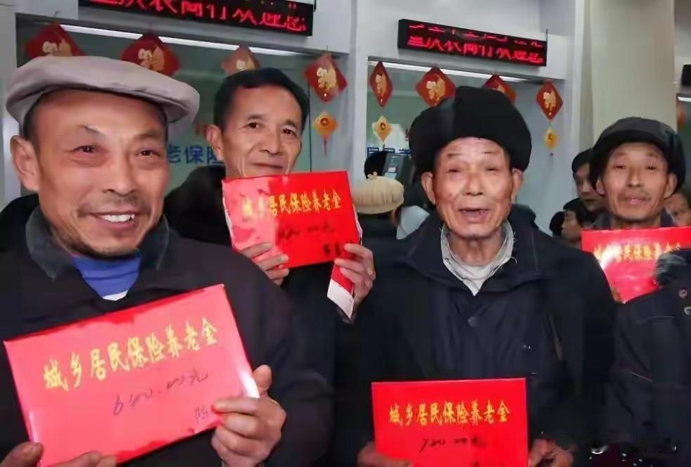 国家铁了心打算给农村老人涨养老金，根子上，就卡在三个等不起上。
 
前段时间回老