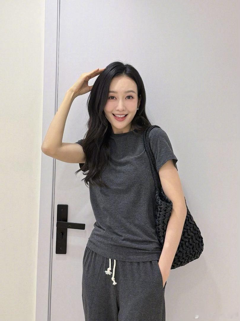 王鸥官宣独自养女后首次现身官宣独自养女后的首次公开现身，王鸥一身松弛穿搭现身上海