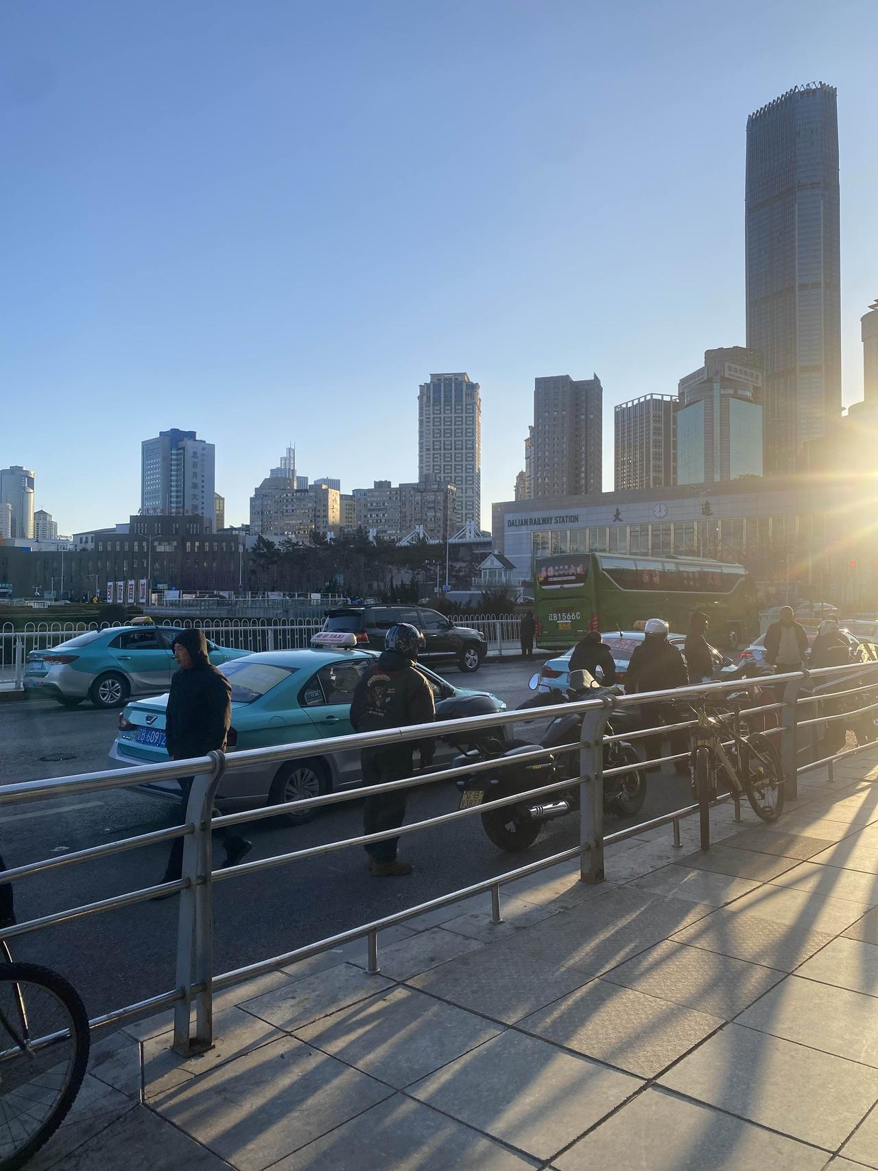 今天一早到大连干一个拍摄的活，在大连站下地铁就被出租车气的够呛，最前面几辆不拉散