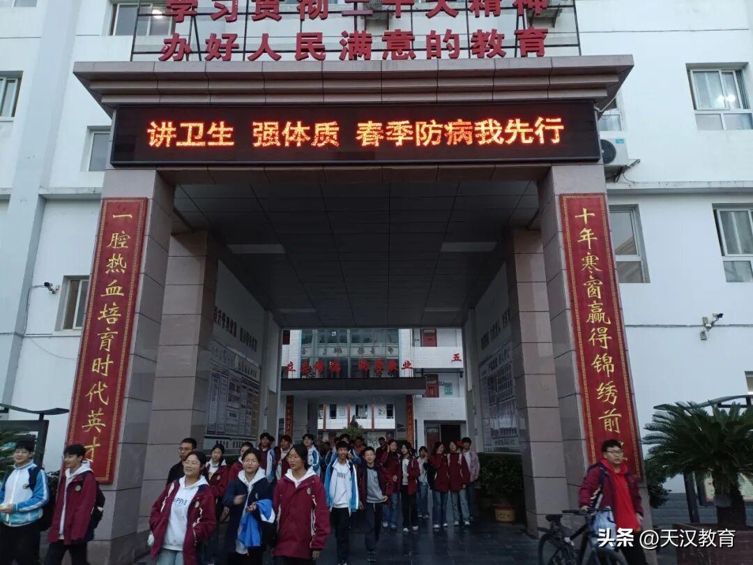 近日，西乡三中开展了春季传染病预防系列活动，从宣传到课堂、从理论到实践，多措并举