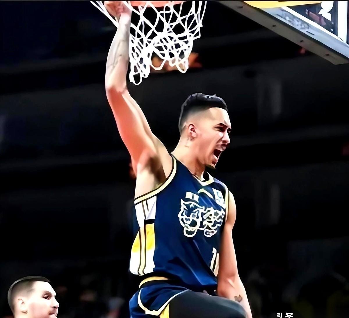 说真的，今晚这球，看得不是球星，是人心。
一边是当家球星全场梦游，外援跟着哑火，