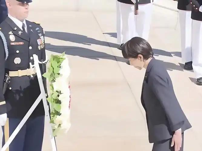 敌人变恩人？日本对美军态度反转，高市赴美向轰炸日本的美军献花圈
 
日本右翼政客