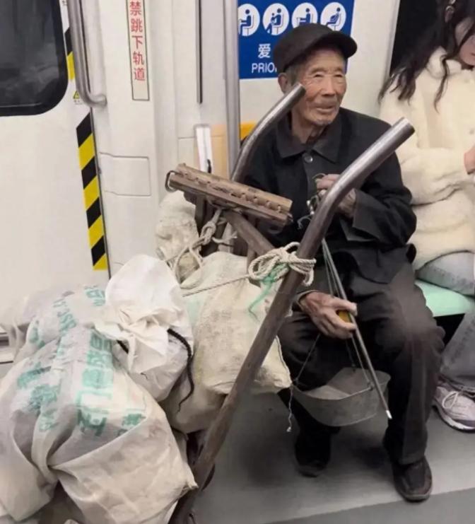 “让人泪目！”青岛地铁上，87岁的卖菜老爷爷身边堆满了没卖完的菜。一位大哥想要买