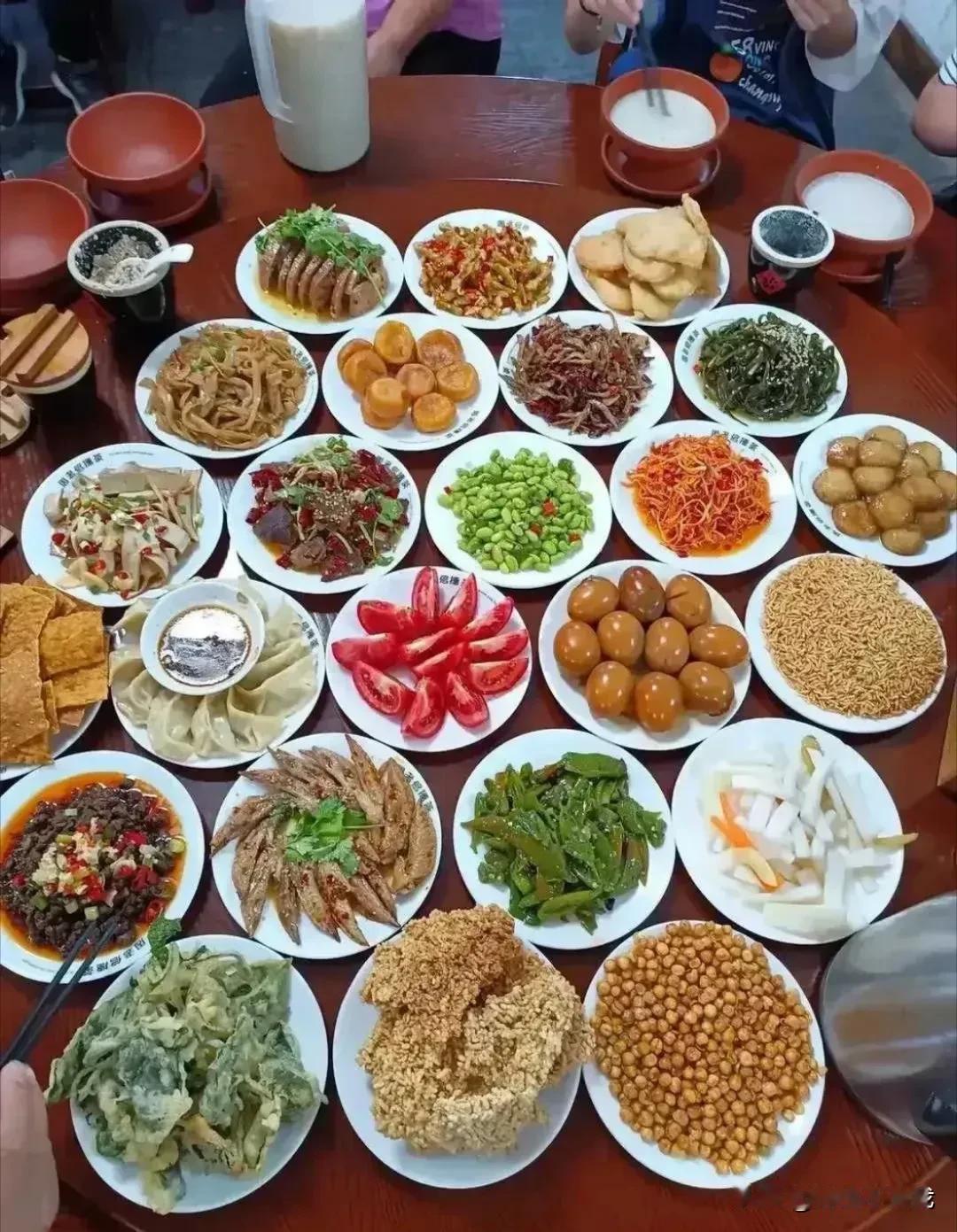 别看摆了满满一桌菜，加起来应该超不过200块！