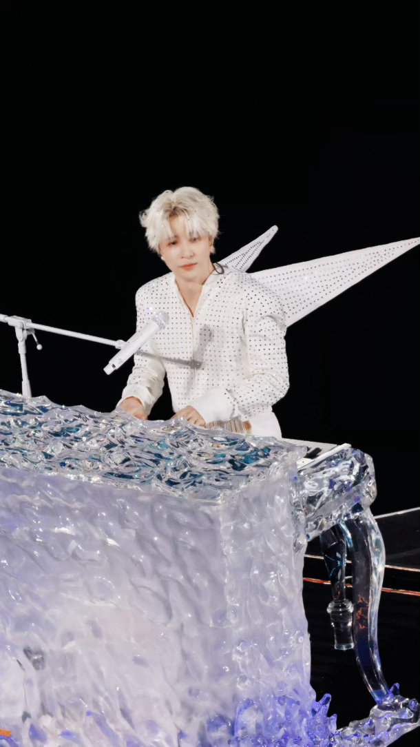 薛之谦突然展示胸肌验牌薛之谦薛之谦舞台整活天花板，突然展示胸肌就算了，验牌梗张口