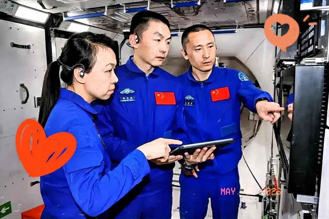 最近神二十三的直播里，有个细节特别戳人。香港女警司黎家盈在太空舱里，看着一根飘起