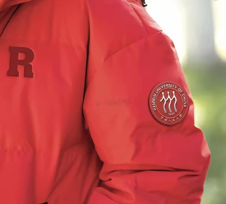 现在的年轻人就是聪明，不走寻常路，这不大批年轻人都涌入高校去买羽绒服了！一些名校