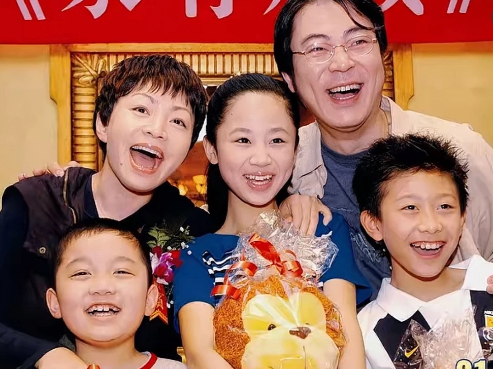 杨紫小时候脖子就特长 