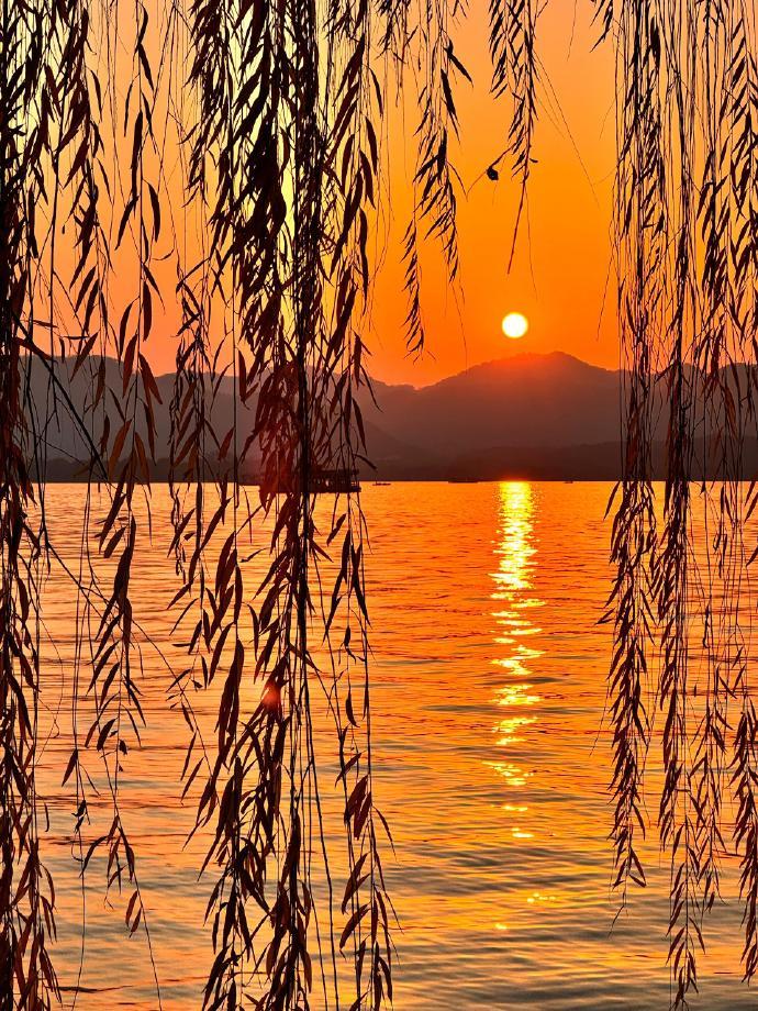 西湖落日就是一个巨大的lalaland 