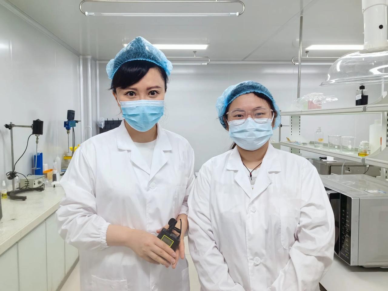 裹这么严实采访20分钟，我都热出汗了。企业的微检工程师每天都要裹成这样在实验室里
