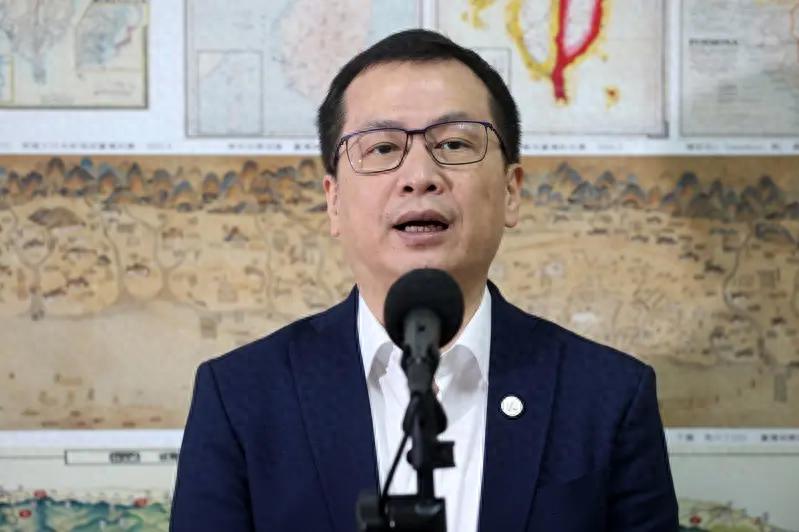 罗智强揭露高雄饭店容积率内幕！京华城容积率惊人跃升至840%，这一异常增长随即引