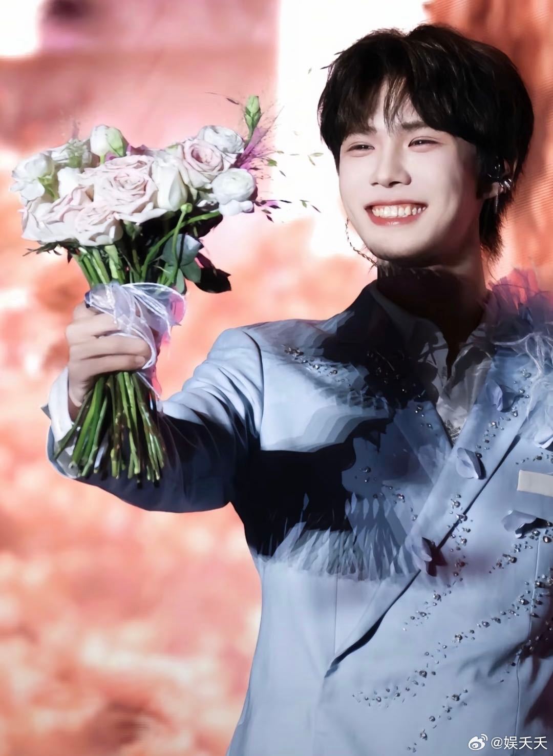 何秋亊陪粉丝到天亮 好故事眷顾好人，希望何秋亊的细腻真诚和炽热，能一直被温柔以待