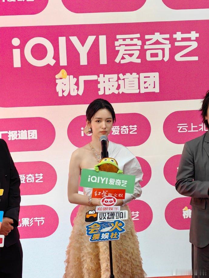 在北京电影节上接受采访的周也生图，也子随便拍拍都好看是真的 ​​​