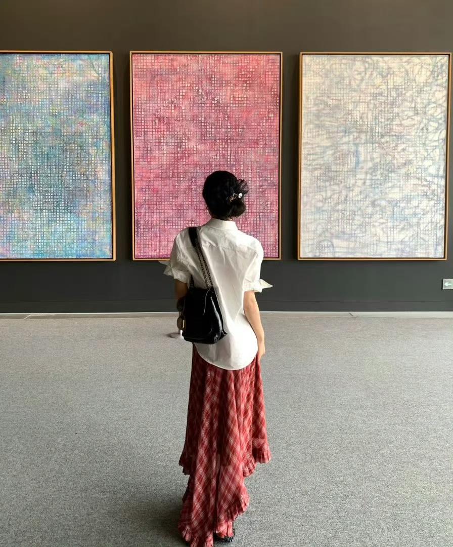 这个世界本来就是疯疯癫癫，奇奇怪怪， 你能平淡如水就已经很不平凡了