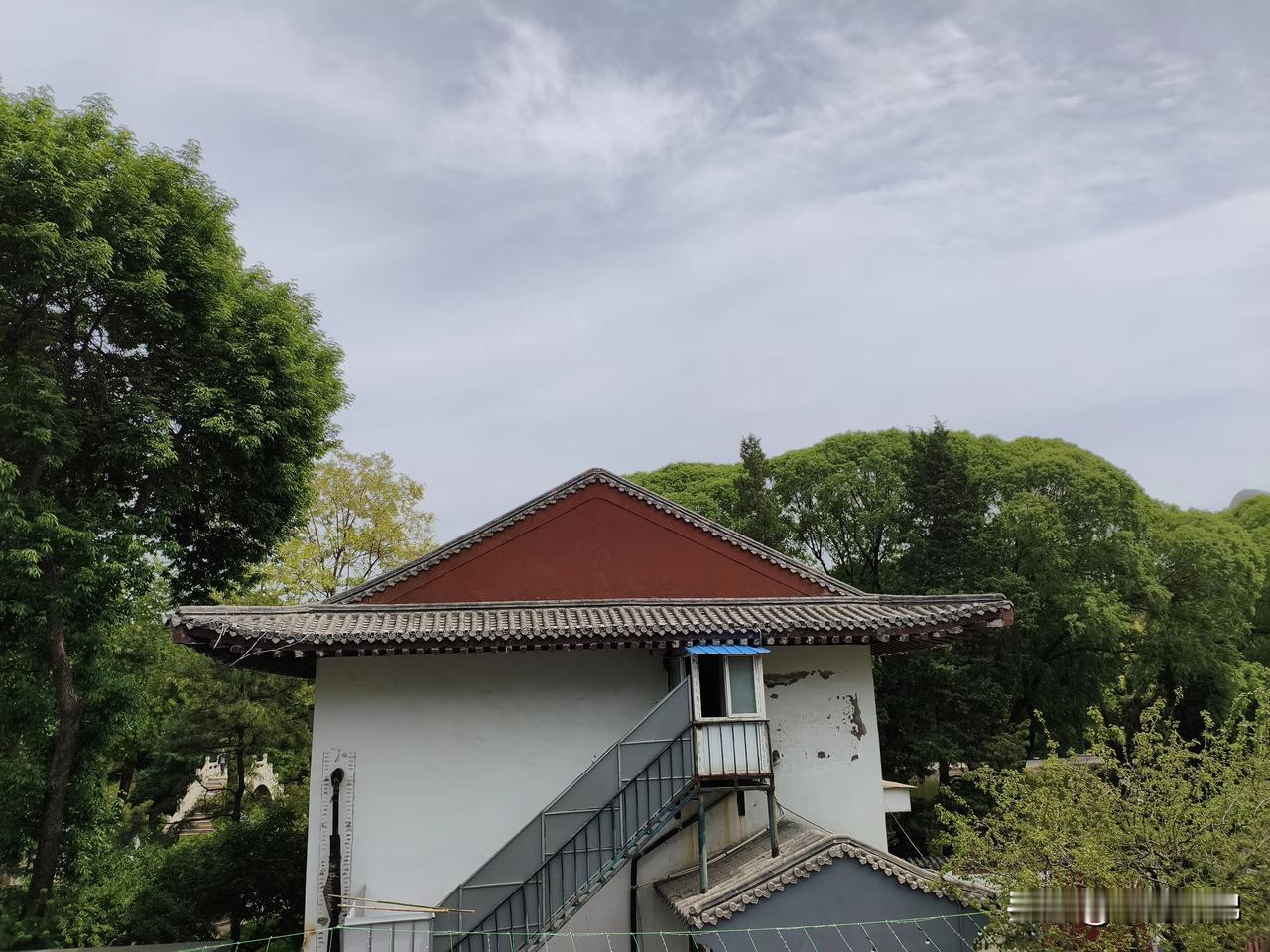 在医院里让患者头痛的事，一是检查项目繁多，夫夫不停开单子，让患者前往各种仪器轮番