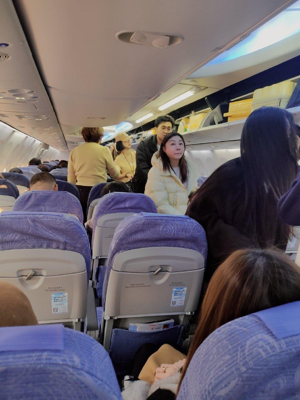 摩登兄弟摩登兄弟刘宇宁 笑S～～，这整趟飞海口的航班上，起码90%咱家人，几乎人