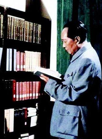 毛主席一生将《资治通鉴》反复研读十七遍，书页被翻得卷边起皱，字里行间写满了圈点与