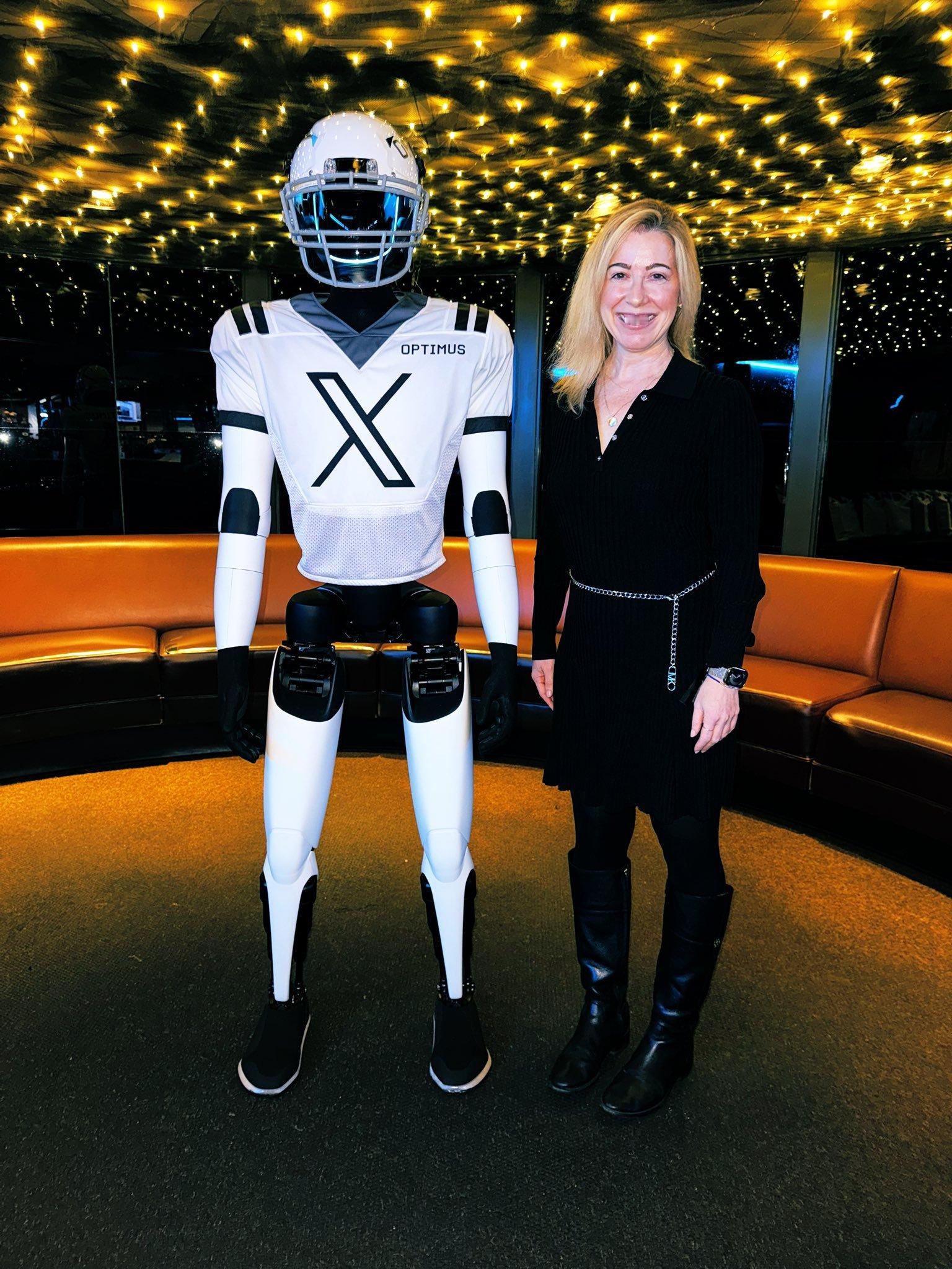 Cathie Wood与马斯克预测：特斯拉Optimus 2027年起改变生活2