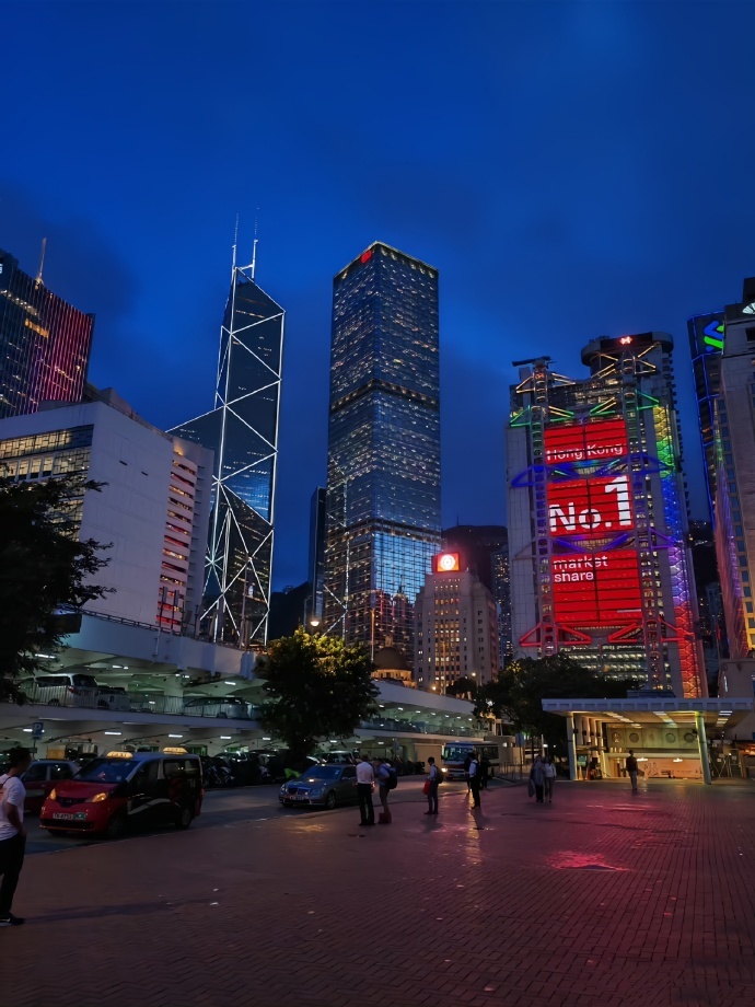 香港部分楼盘只有英文名无中文名 这不合适，要搞清自己是哪个国家的！！而且，我中英