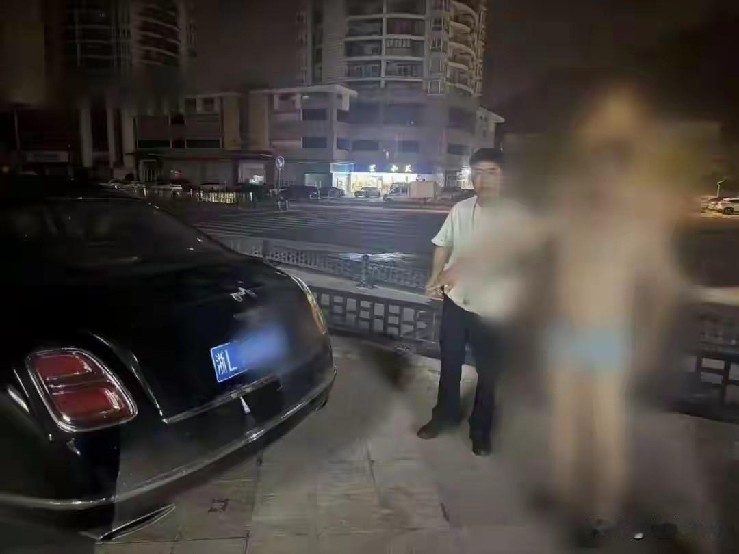 一辆宾利内放着3000多万元财物，深夜被人盗走价值30万元的金条和手表，男子报警