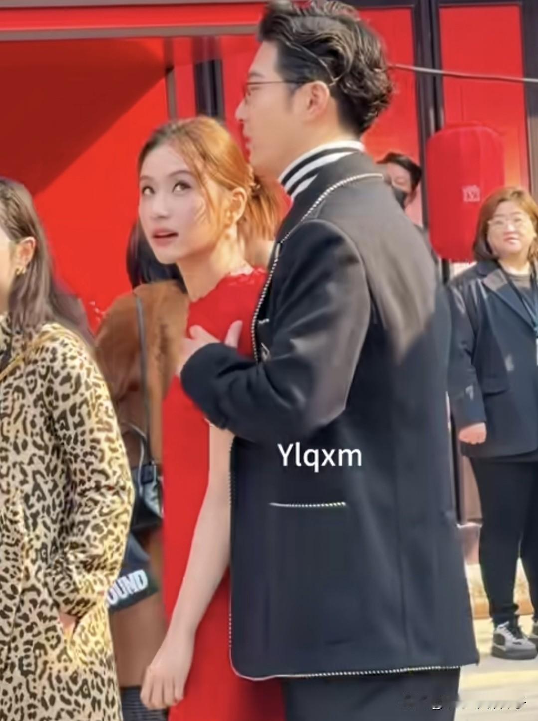 就连网友都觉得，何超莲看窦骁的眼神有点不对劲！
1月16日，华伦天奴之夜活动现场