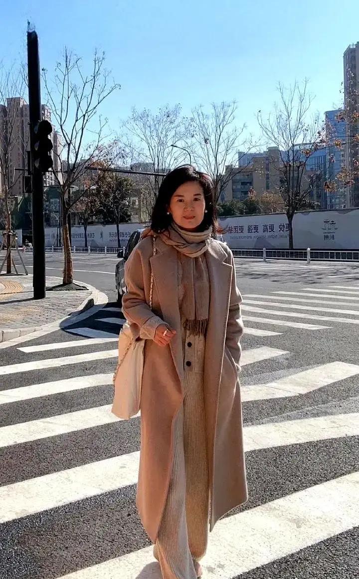 大姐买菜买肉一出手就上千，她说吃进肚子才算花得值。

我看她手机里全是团购群，谁