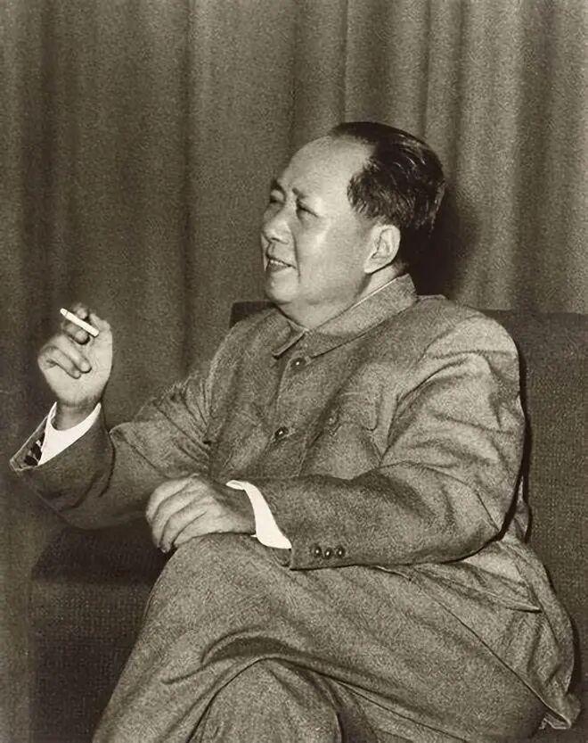 1945年重庆谈判，是抗战胜利后决定中国前途命运的关键会晤。蒋介石素来没有抽烟的