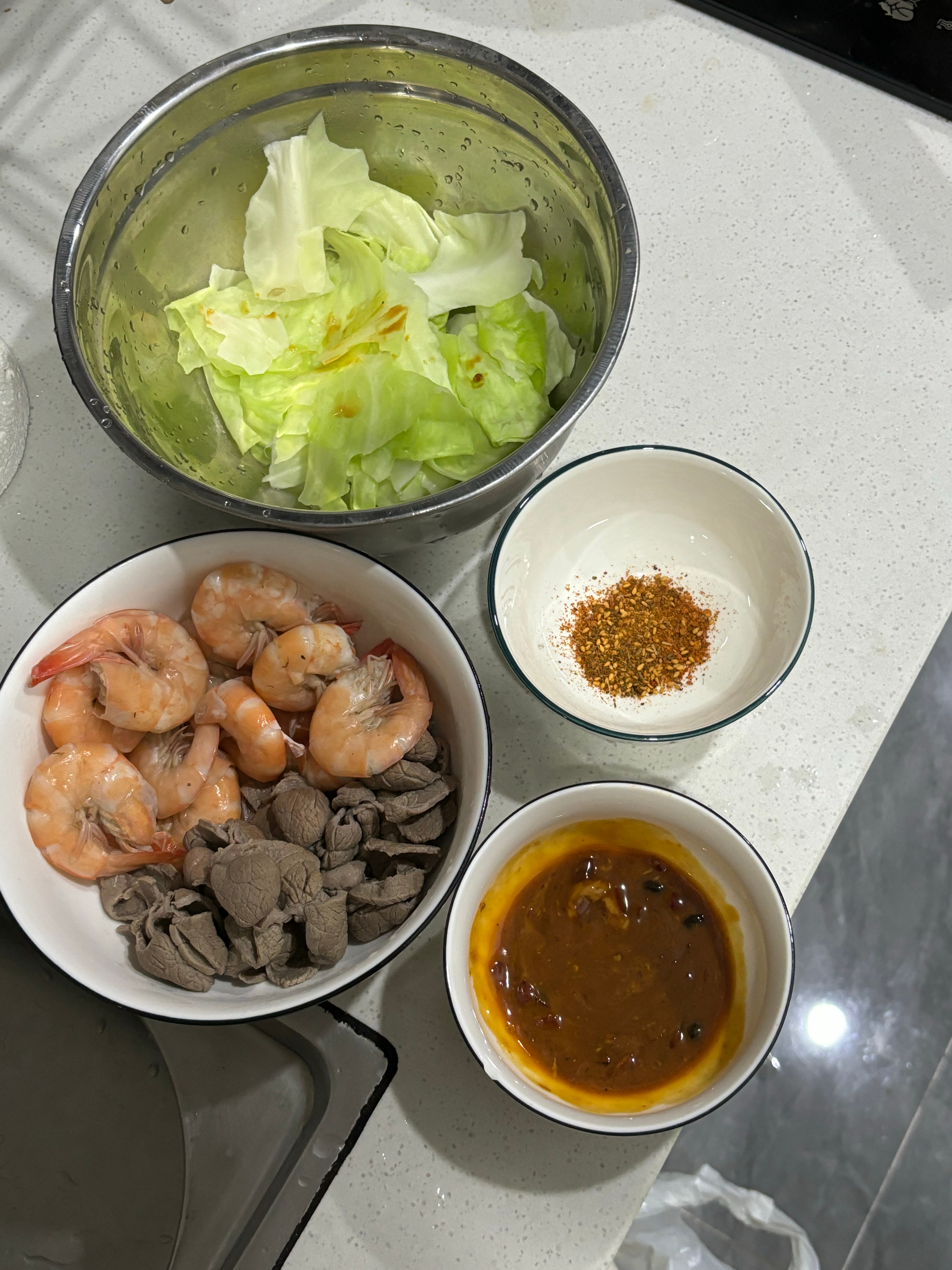买到了8块钱的大虾和11块钱的牛肉，太美味了[awsl][awsl][awsl]