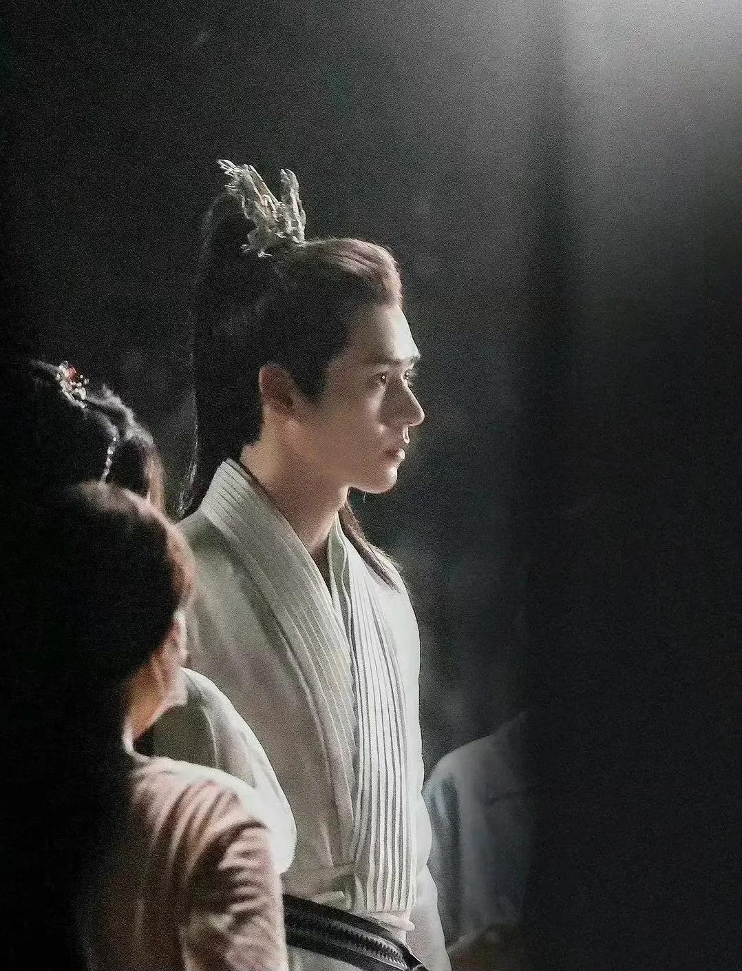 谁能想到，现在压力来到了龚俊这。

内娱的女顶流，他一下合作了两位，可惜和迪丽热