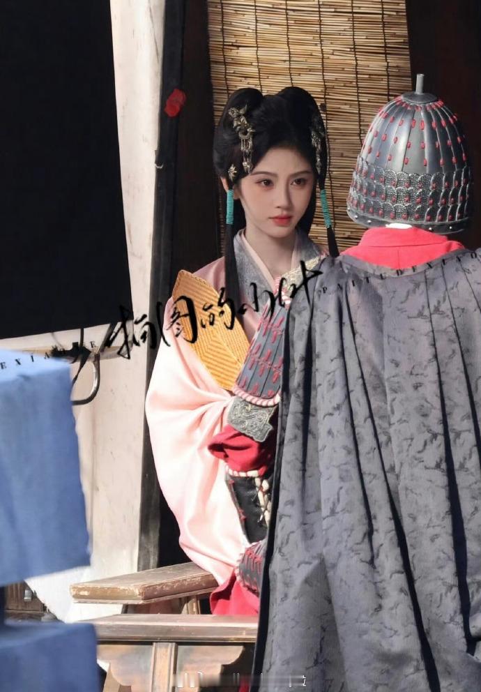 穿粉红色战国袍的鞠婧祎好美萌~ 
