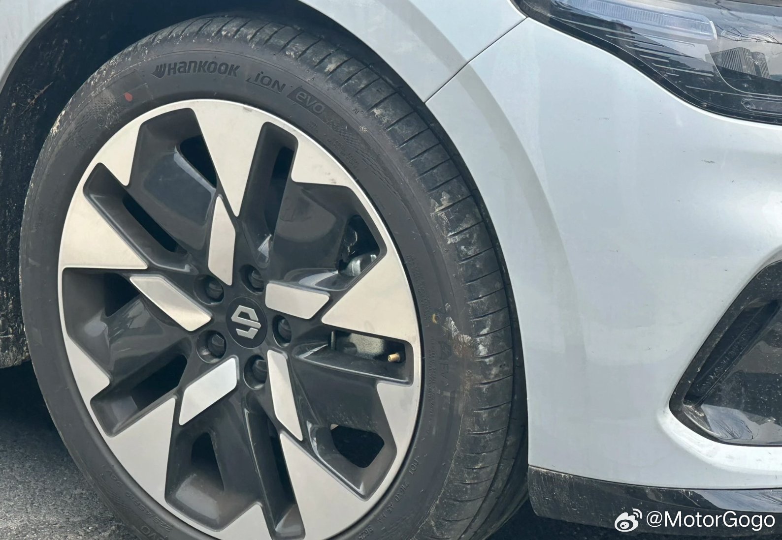 零跑 Lafa5 Ultra 的新轮毂，有一说一这个造型确实挺帅的。大v聊车