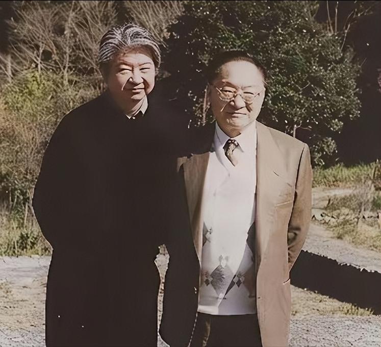 当年，52岁的金庸娶了23岁的林乐怡，好友蔡澜得知后上门想一睹佳人芳容，但一顿饭