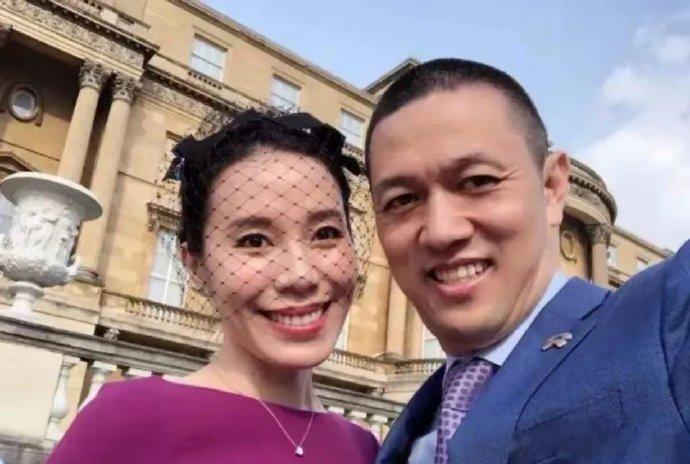 蔚来汽车老板娘，才华与美貌俱佳。李斌的妻子王屹芝，曾经是央视的记者、双语主持人 