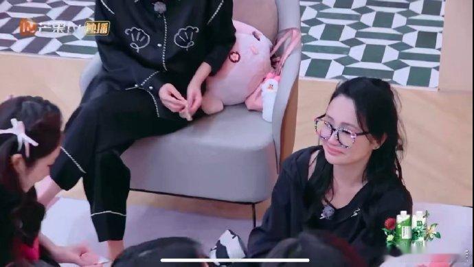 曹颖听到儿子的语音秒哭曹颖儿子送给她一首苏东坡的词：“莫听穿林打叶声，何妨吟啸且