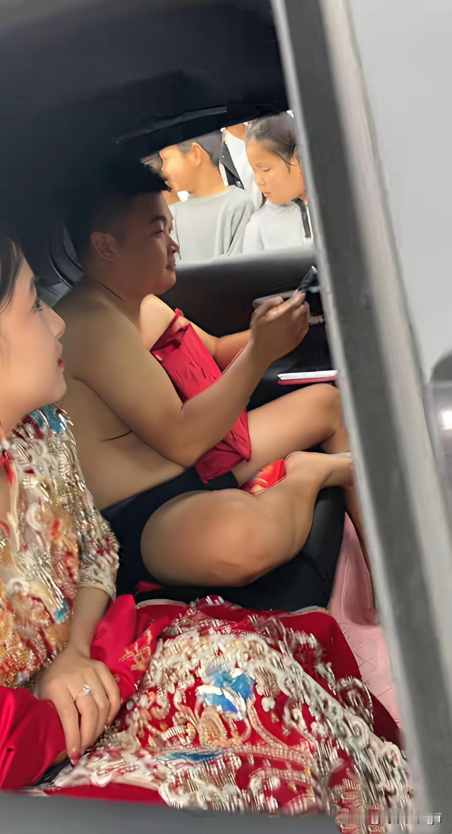 “史上最尴尬的新郎！”一小伙大婚之日去迎亲，结果被婚闹的人闹的只剩一条短裤，只好
