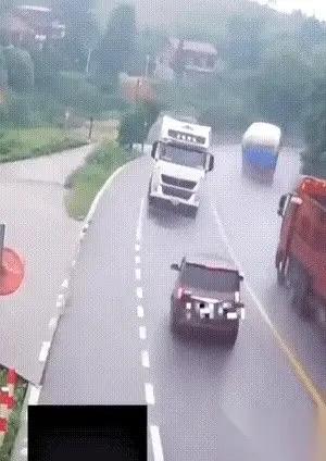 那一瞬间，大货车司机根本没想踩刹车，也没想打方向。
他选择的，是直接撞上去。
是