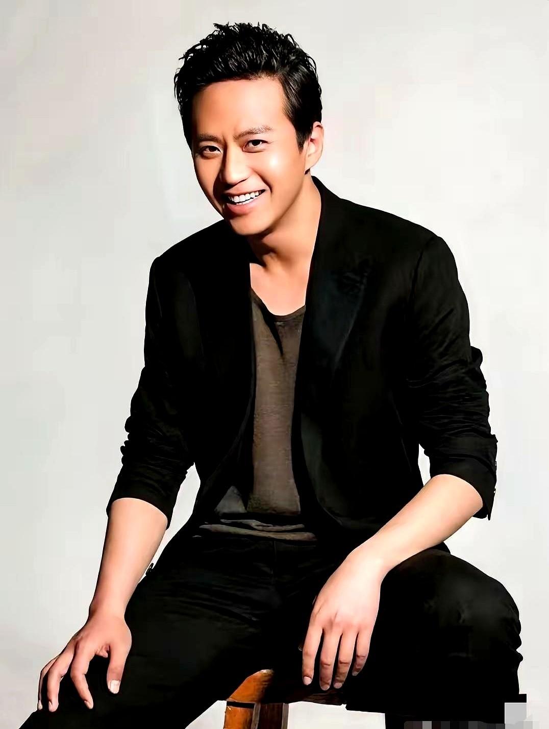 真没想到，邓超这男人真是越老越有味道！

生于1979年的邓超，身高1米8，现在