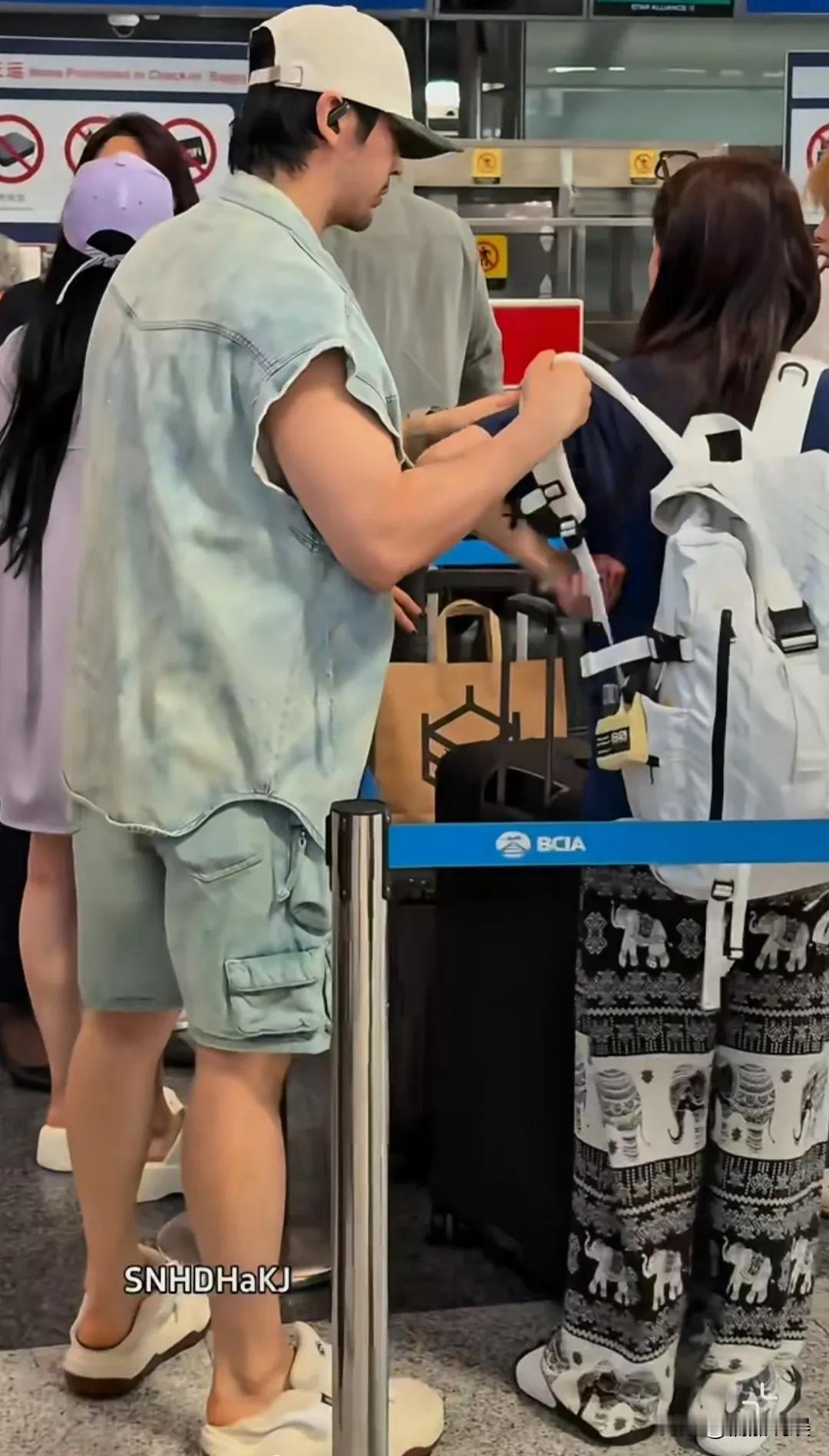 细节见真情啊！
钟丽缇，张伦硕夫妻俩机场送小女儿出国参加夏令营，在机场安检闸道口