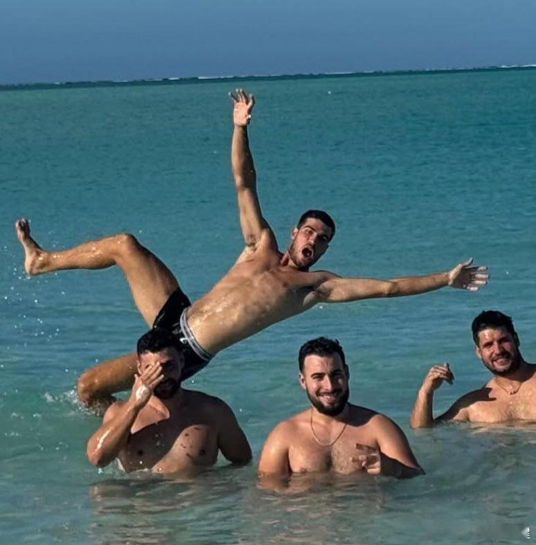 哈哈哈！阿尔卡拉斯果然还是孩子啊！看看他的拍照时刻，铁憨憨！澳网2026