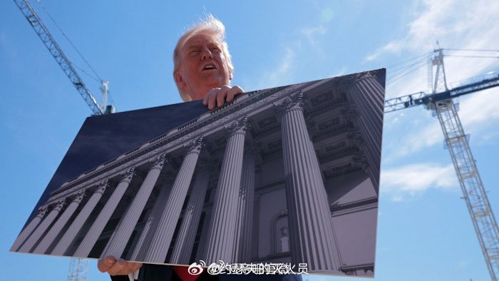 下次川建国再来，可以带他去看秦始皇陵。没准他回去之后，也会给自己造一个陵寝，然后