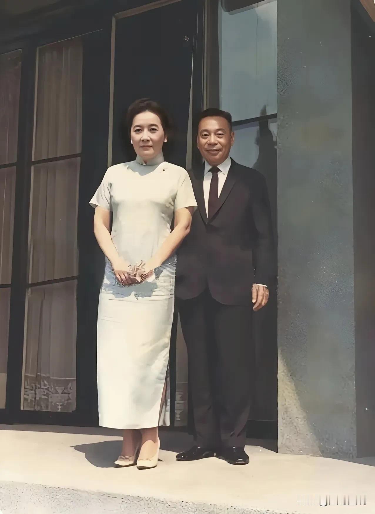 这才是真实的宋美龄和小蒋，感觉比电影中的更有气质，只不过是太亲美了，晚年也是长期