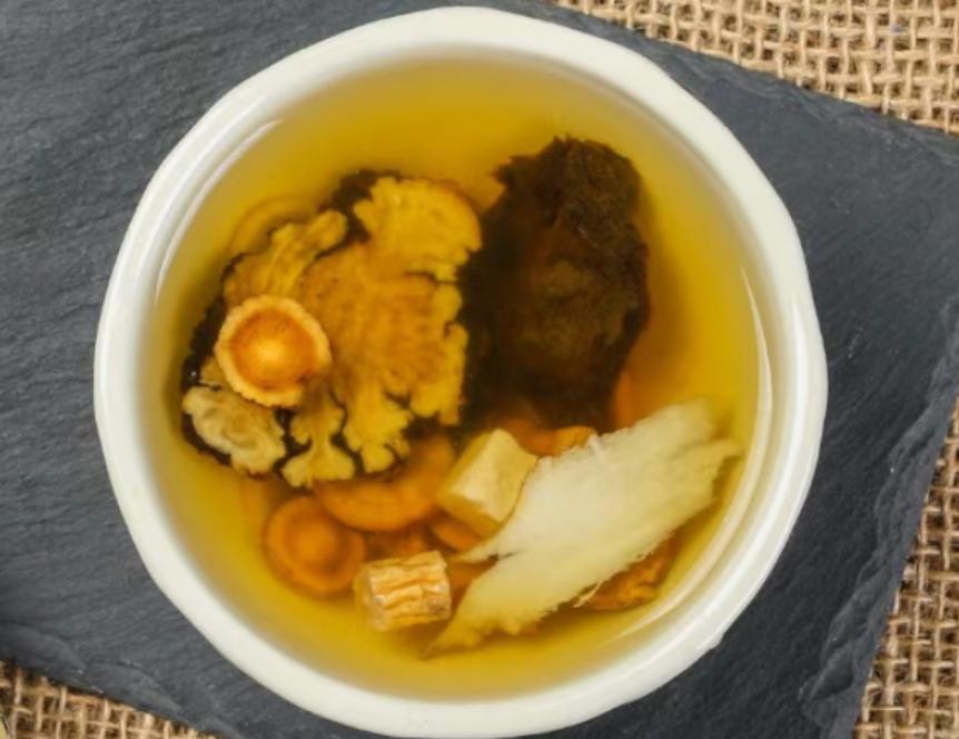 【抽动必治肝！孩子抽动症常喝三杯水，平肝、熄风、宁神，1 个月明显改善眨眼耸肩！