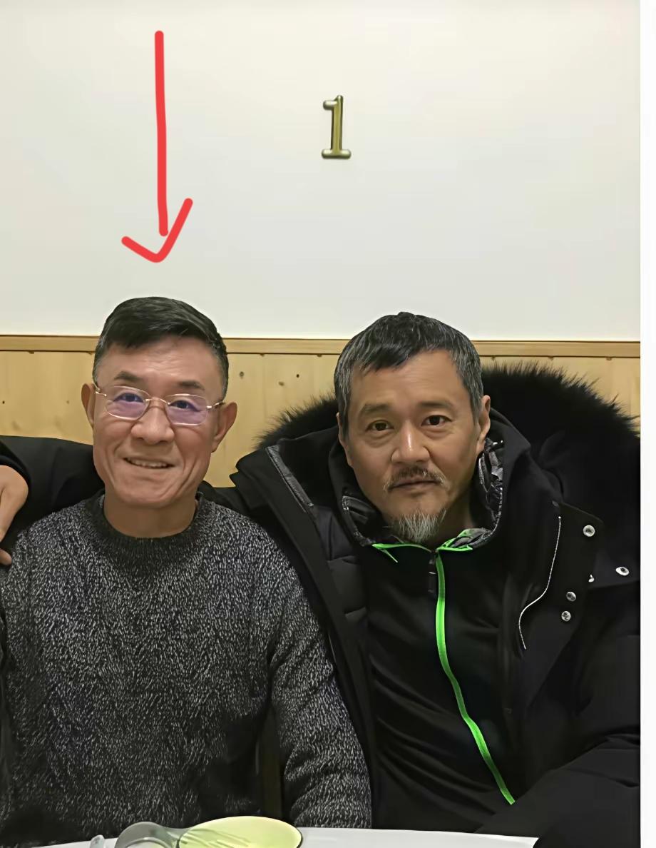 这是一位实力派老戏骨，出演过很多经典的角色，其儿子也在影视圈相当的有名气，你们还