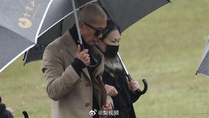 友人接受采访时替具俊晔抱不平具俊晔看不懂中文 友人接受采访时替具俊晔抱不平，来看