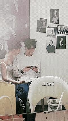 一名年轻男子正在专心的玩手机游戏。
坐在他旁边的女朋友不停的向他示爱。但是男子却