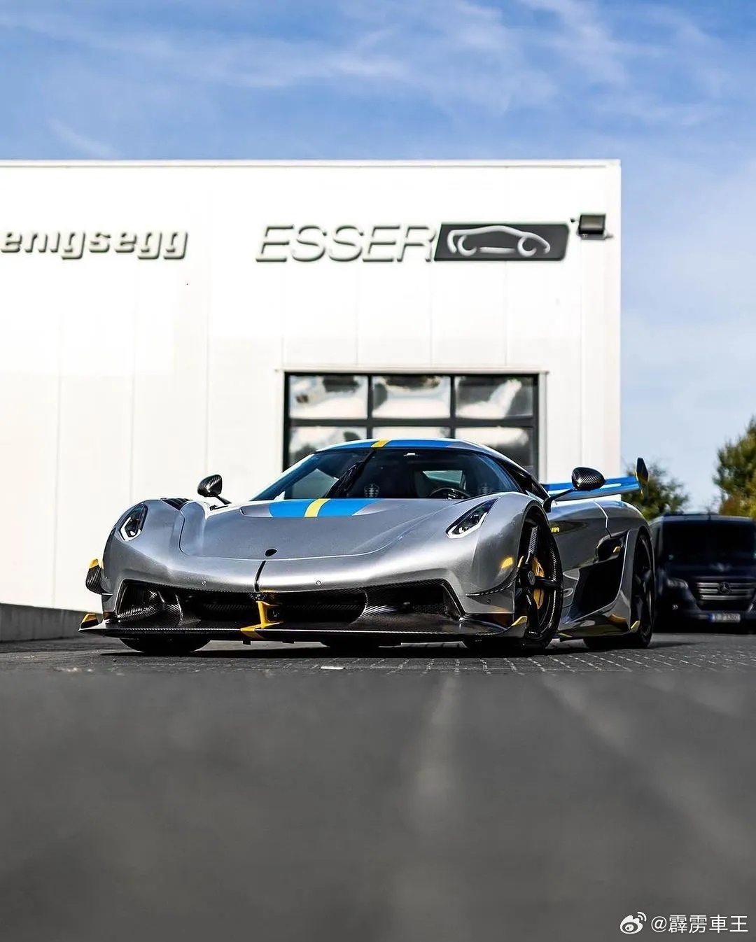 贴地飞行，是为艺术。1600匹马力握在掌心，主动空力将疾风驯服为下压力。弯道即主