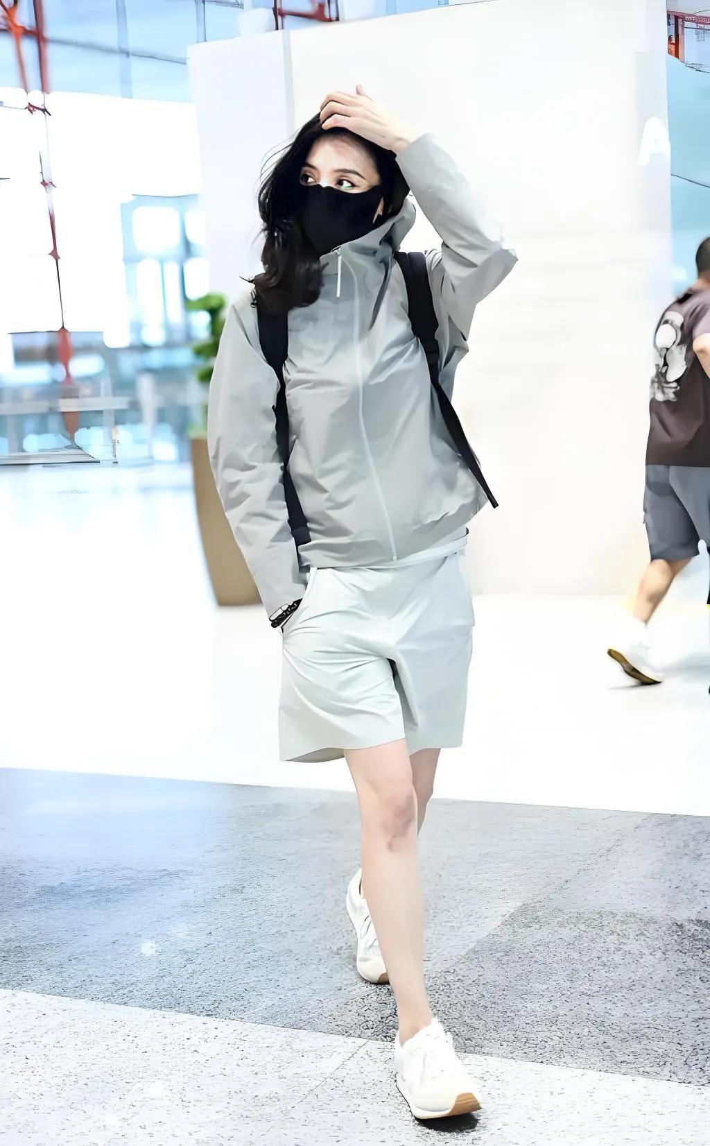 优秀演员宋佳
娱乐圈难得自带松弛氛围感的，当属演员宋佳。
盛夏私服简单清爽，防晒