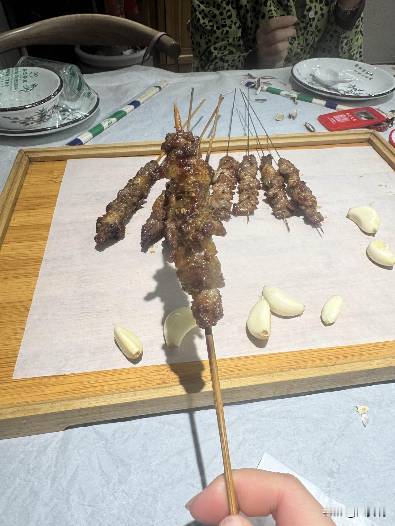 家人们！今天自驾来兴城玩，第一顿就直接冲了当地的小烧烤，真没让我失望！一上桌就香