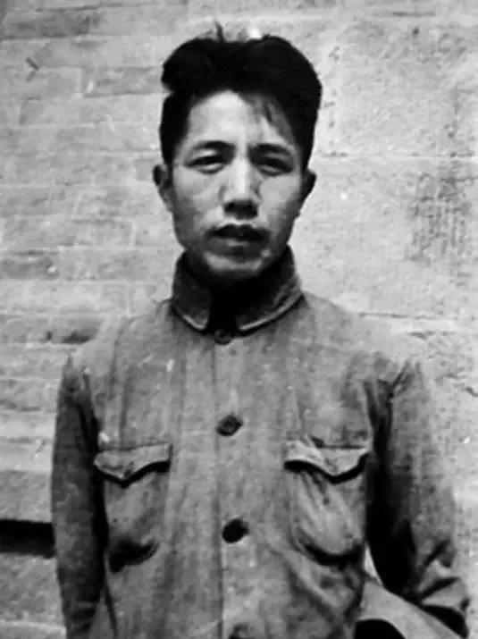 1980年，作家周扬回乡探亲，顺道去看前妻吴淑媛墓，谁料，半路突然大雨倾盆，顿感